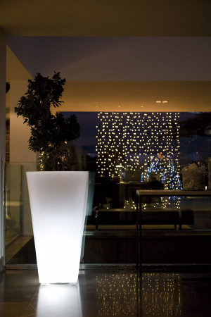 Jardiniera inalta patrata cu iluminare LED High Square Cone 35x35x100 cm, design minimalist, 41235A - Vondom [3]