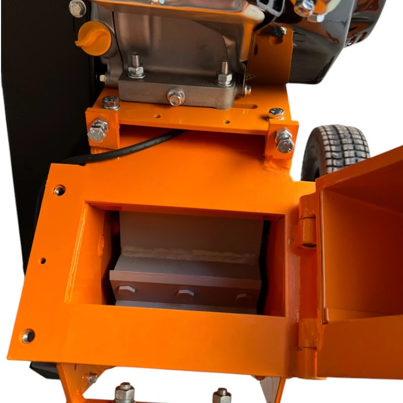 Tocător de crengi pe benzină Kronava RNA650 – 4000 W, 4 timpi, diametru tocare 100 mm – Putere și independență totală pentru grădină, livadă sau șantier! [9]