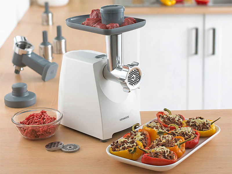 Meat Mincer Kenwood MG 360Putere:  1400 WMaterialul carcasei:  Plastic Capacitatea de mărunșire :  1,5 kg/mFuncție revers:  ДаProtecție la suprasarcină:  ДаAccesoriu pentru cârnați:  Да [3]