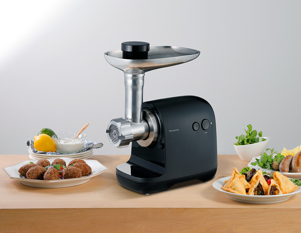 Meat Mincer Panasonic MK-GX1710KTQPutere:  1700 WMaterialul carcasei:  Oțel Inoxidabil, Plastic Capacitatea de mărunșire :  3 kg/mFuncție revers:  ДаAccesoriu pentru cârnați:  Да [3]
