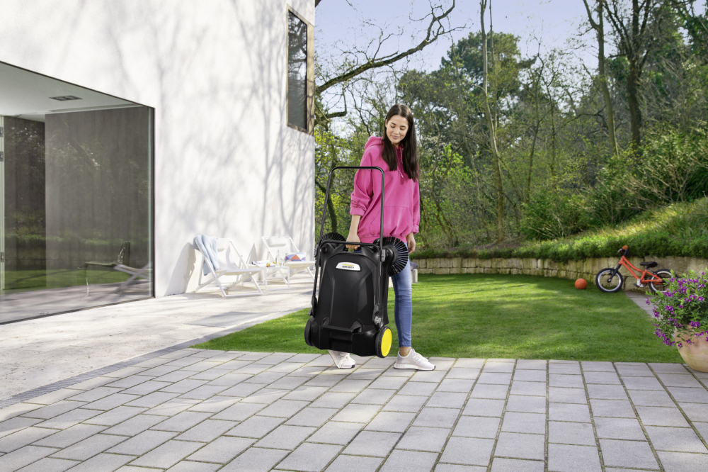 Ручная подметальная машина Kärcher S 4 Twin – Быстрая уборка без усилий [4]