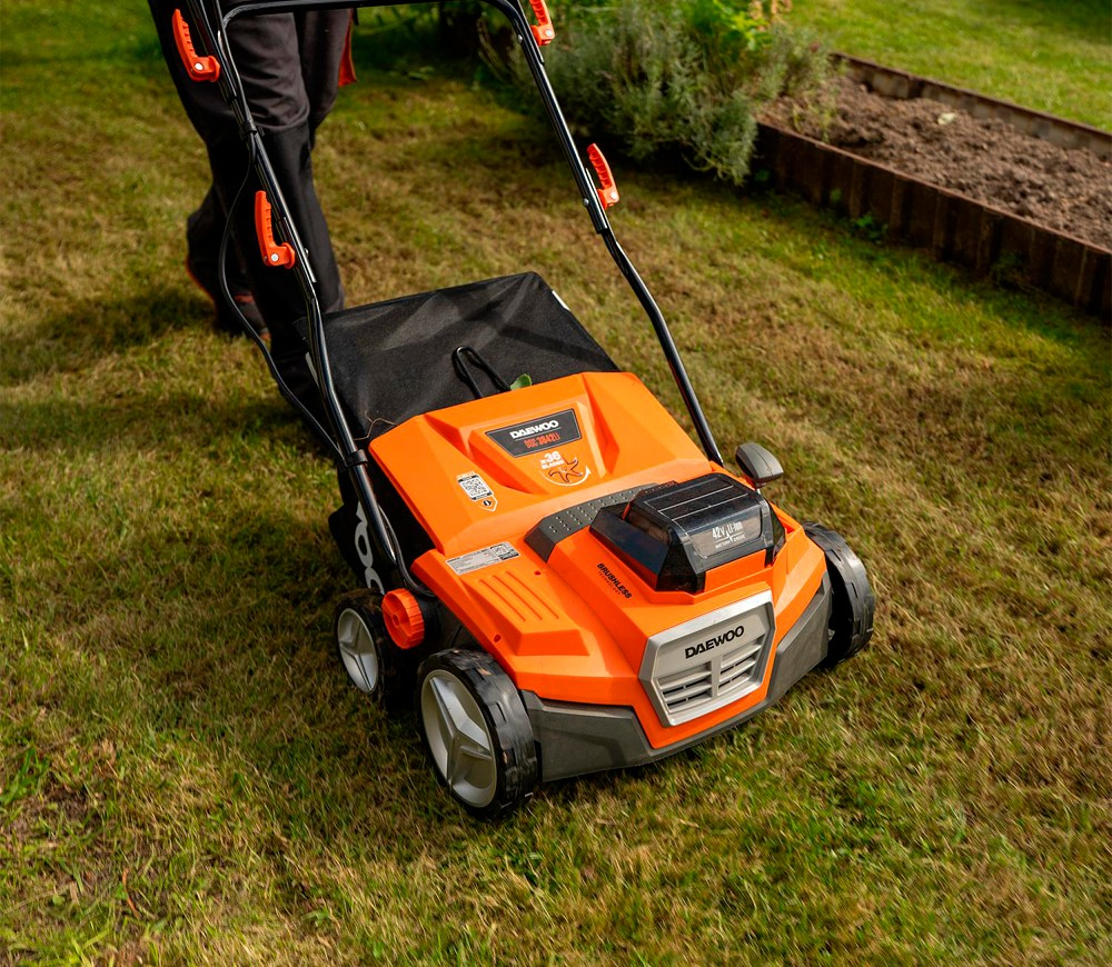 Scarificator și aerator cu acumulator DAEWOO DSC 3842Li SET (2×21V, 2×4Ah, Motor Brushless, 38 cm, 2 Arbori, Coș 55L) [15]