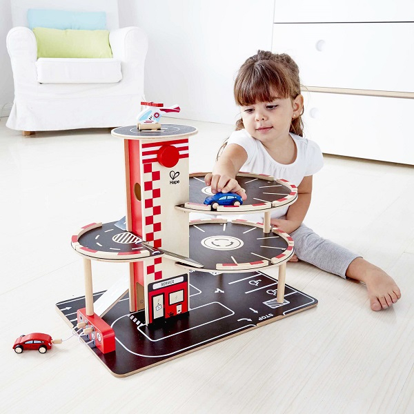 Игровой набор "Парковка / Гараж" Hape – 4 уровня, заправки и вертолётная площадка [4]