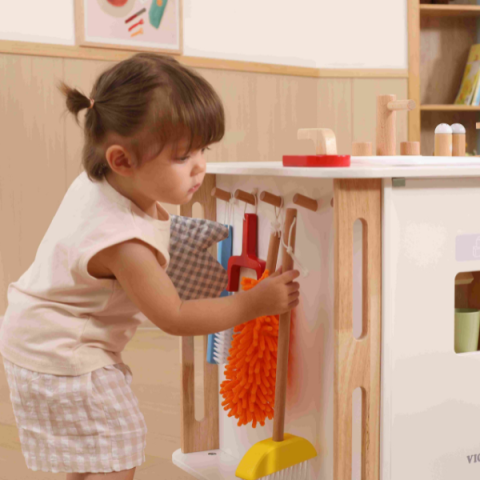 Centru de joacă din lemn multifuncțional „Activități casnice” VIGA (80×56×65.2 cm, cu Mașină de Spălat, Bucătărie, Sortare Deșeuri și Accesorii) [6]