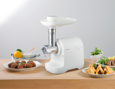 Meat Mincer Panasonic MK-GX1700WTQPutere:  1700 WMaterialul carcasei:  Plastic Capacitatea de mărunșire :  3 kg/mFuncție revers:  ДаProtecție la suprasarcină:  Да [3]