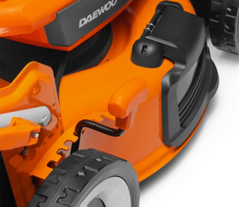 Mașină de tuns gazonul cu acumulator DAEWOO DLM 5042Li-S SET (2×21V, 2×5Ah, Motor Brushless 1300W, 47 cm, Autopropulsată, Coș 65L) [8]