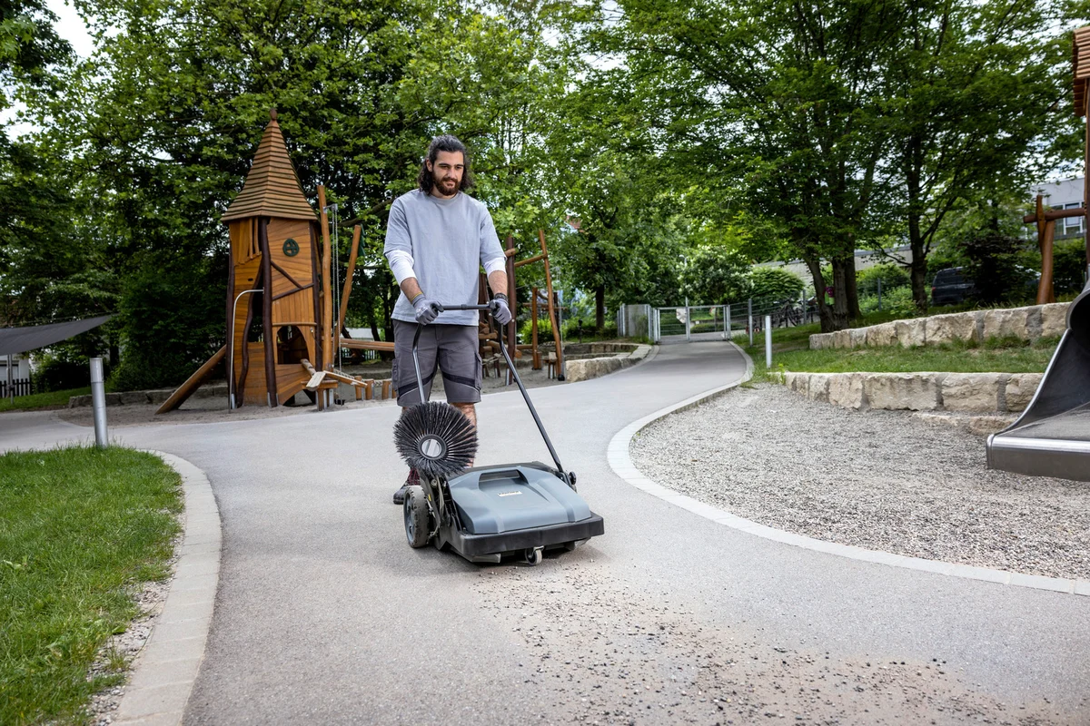 Măturătoare manuală Kärcher KM 70/15 C Classic (480-700 mm, Rezervor 32L, 2800 m²/h) [5]