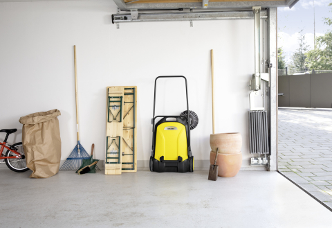 Ручная подметальная машина Kärcher S 4 – ширина 51 см, бак 20 л, до 1800 м²/ч [3]