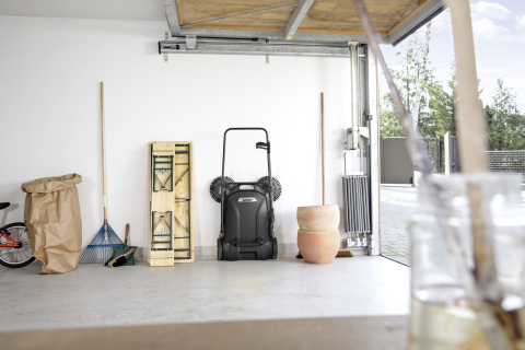 Ручная подметальная машина Kärcher S 4 Twin – Быстрая уборка без усилий [2]