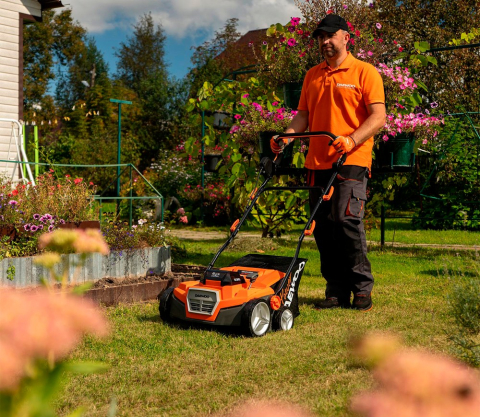 Scarificator și aerator cu acumulator DAEWOO DSC 3842Li SET (2×21V, 2×4Ah, Motor Brushless, 38 cm, 2 Arbori, Coș 55L) [15]