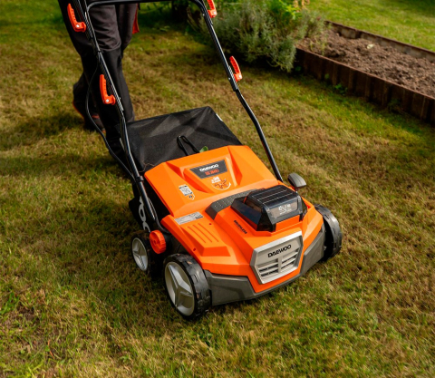 Scarificator și aerator cu acumulator DAEWOO DSC 3842Li SET (2×21V, 2×4Ah, Motor Brushless, 38 cm, 2 Arbori, Coș 55L) [14]