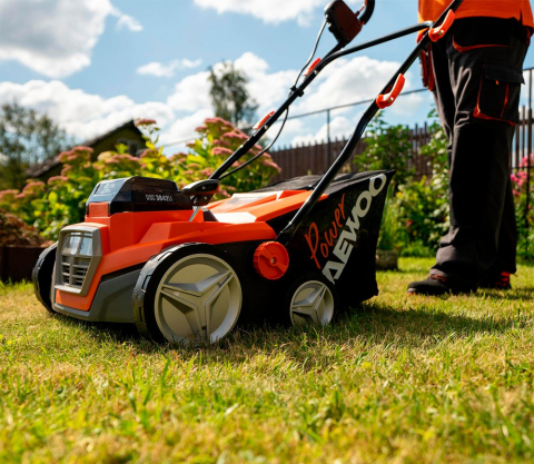 Scarificator și aerator cu acumulator DAEWOO DSC 3842Li SET (2×21V, 2×4Ah, Motor Brushless, 38 cm, 2 Arbori, Coș 55L) [16]