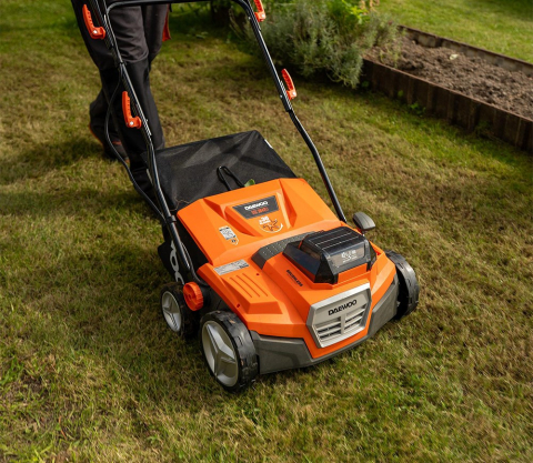 Scarificator și aerator cu acumulator DAEWOO DSC 3842Li Solo (2×21V, fără acumulatori, Motor Brushless, 38 cm, Coș 55L) [13]