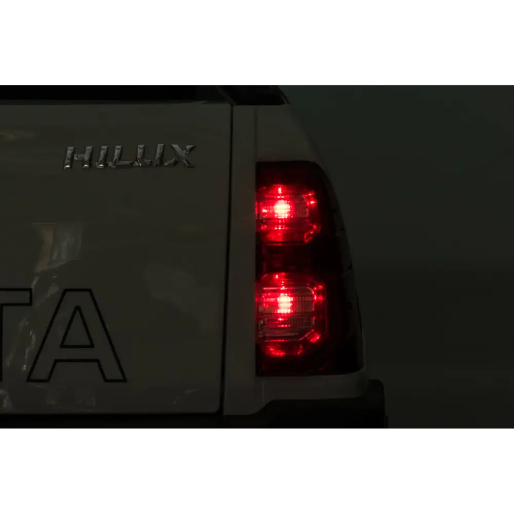 Toyota Hilux (белая) [5]