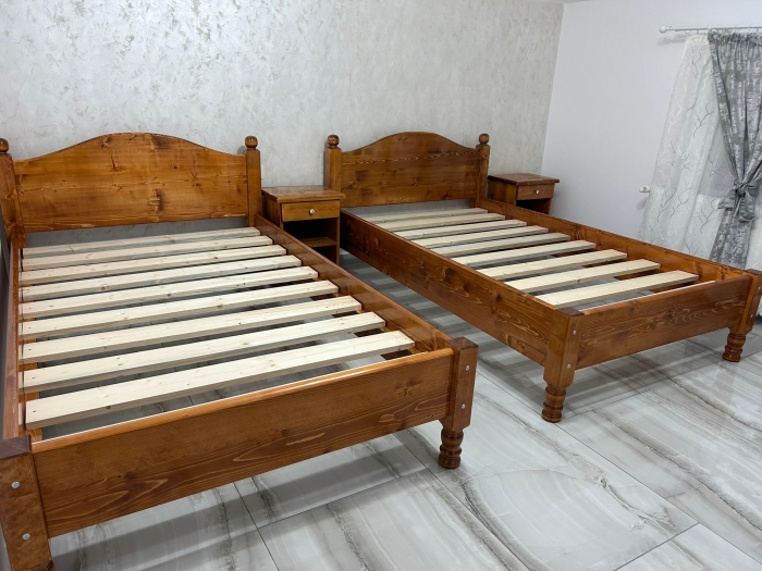 Pat din lemn cu picior strungit si tablie cu semirotund [11]