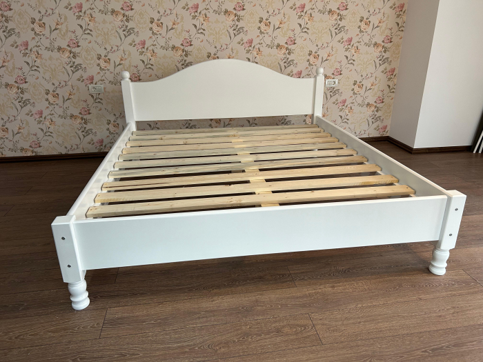 Pat din lemn cu picior strungit si tablie cu semirotund [10]
