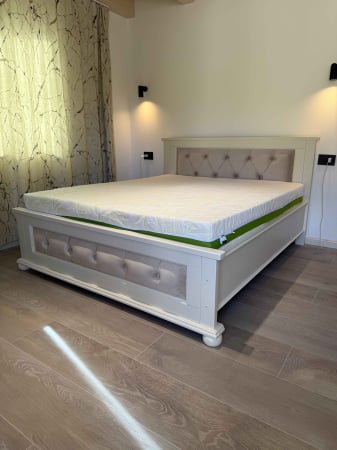 Paturi si noptiere - Paturi din lemn masiv tapițate