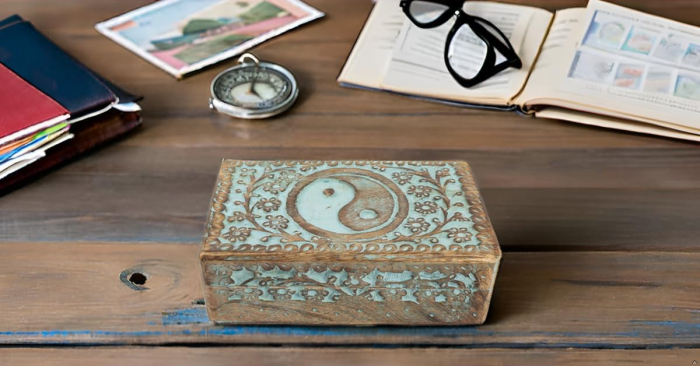 Cutie ornamentala sculptata in lemn maro,  20 x 12 x 6 cm urme albastra Yng si Yang [6]
