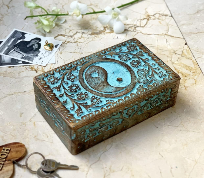Cutie ornamentala sculptata in lemn maro,  20 x 12 x 6 cm urme albastra Yng si Yang [2]