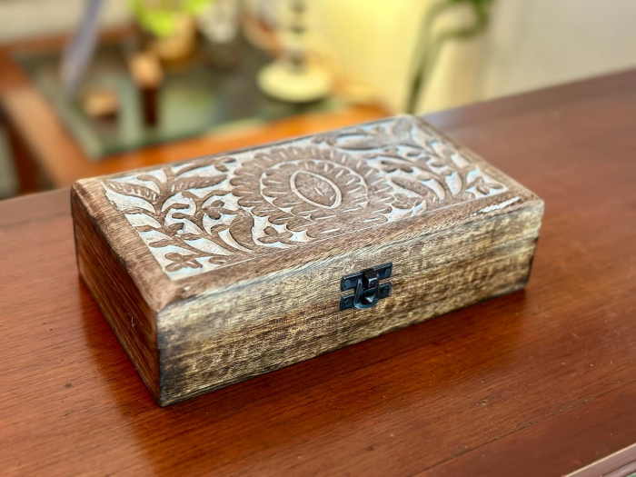 Cutie ornamentala sculptata in lemn maro, 22 x 12 cm [2]