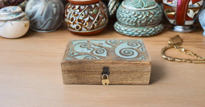 Cutie ornamentala sculptata in lemn maro,  20 x 12 x 6 cm urme albastre [5]