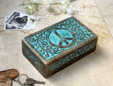 Cutie ornamentala sculptata in lemn maro, urme albastre, 20 x 12 x 6 cm [1]