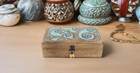 Cutie ornamentala sculptata in lemn maro,  20 x 12 x 6 cm urme albastre [4]
