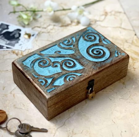 Cutie ornamentala sculptata in lemn maro,  20 x 12 x 6 cm urme albastre [1]