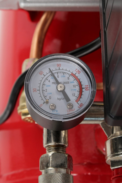 Compresor cu ulei 24L, 2,8 kW / 3,8 CP, 8 bar, 133 l/min, KD400 [23]