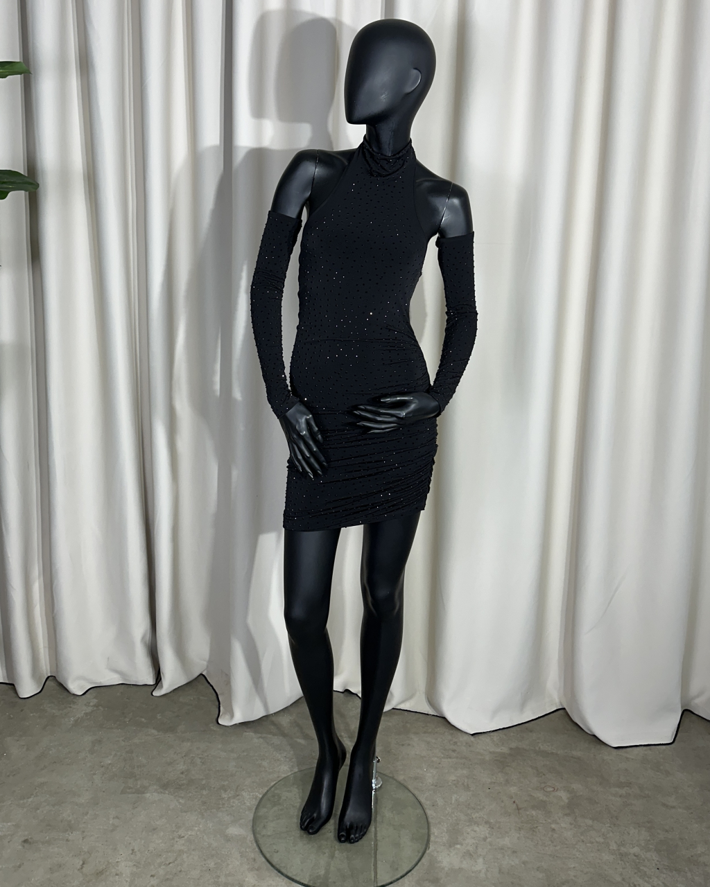 Rochie neagra cu strasuri si manusi [4]
