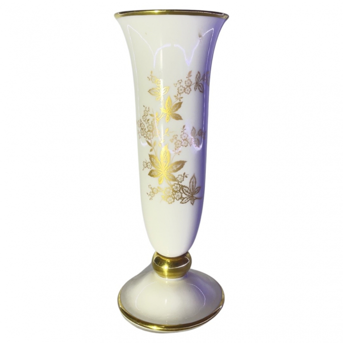 Vaza din portelan, inaltime de 22 cm, latime de 8 cm. [1]