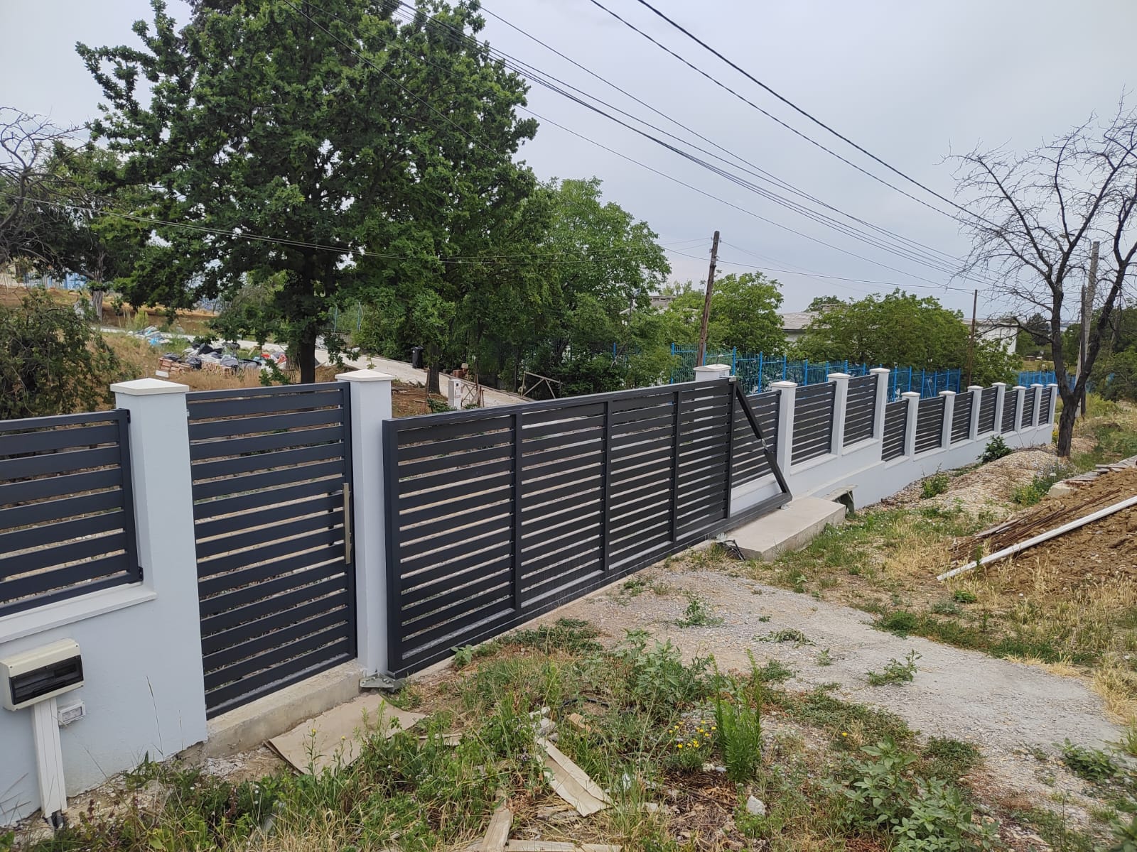 Gard metalic cu lamele orizontale  – proiect realizat și montat de Mosch Home