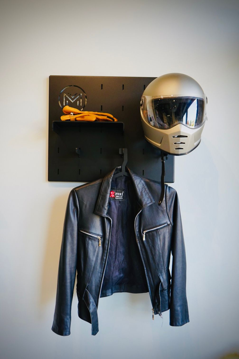 Realizat din aluminiu, cu un finisaj minimalist și linii curate, acest suport oferă un spațiu sigur pentru cască și un cârlig solid pentru geacă. Designul compact îl face perfect pentru hol, garaj sau spații dedicate pasionaților de moto.