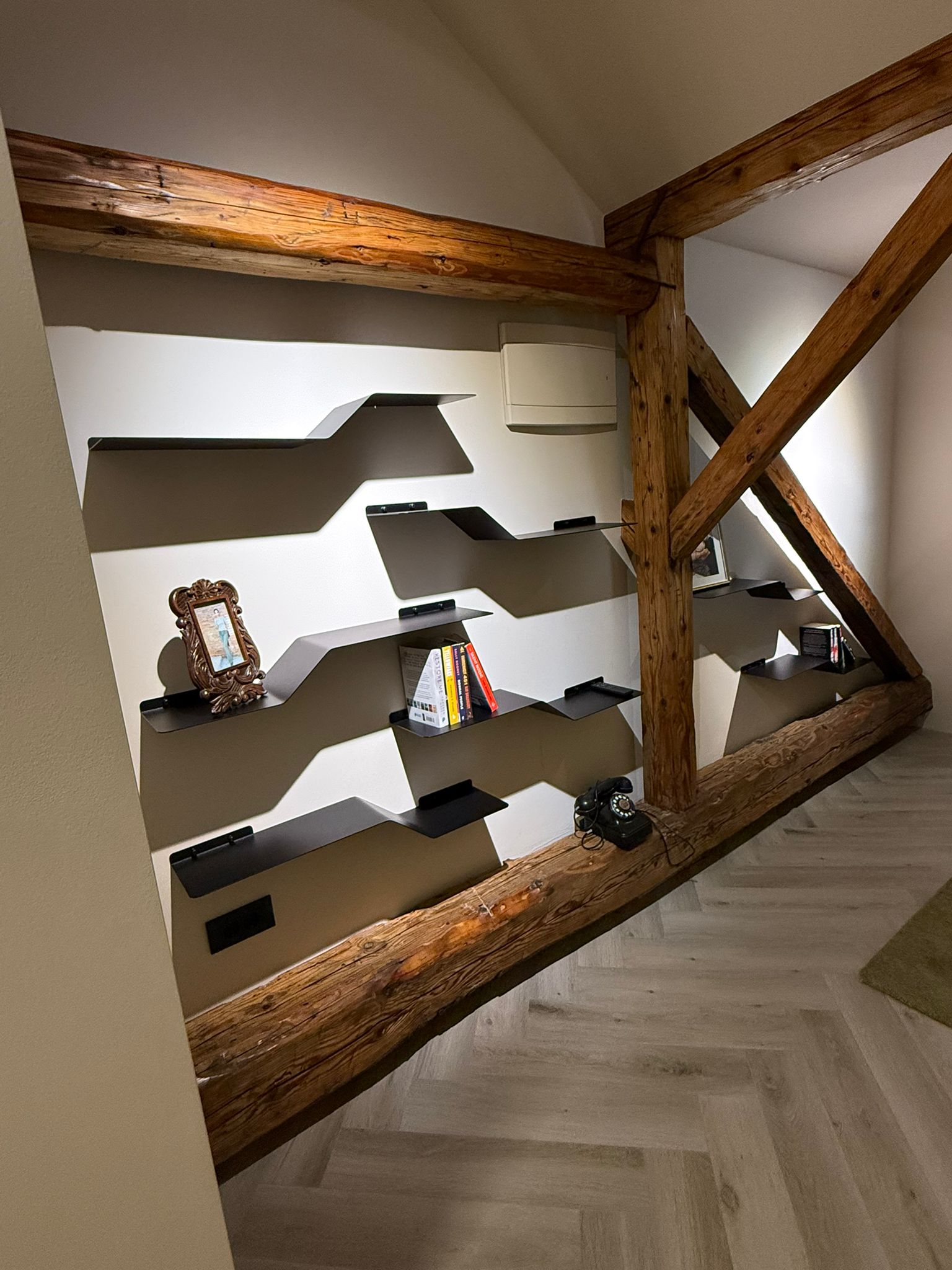 Rafturile Gauthiot integrate cu stil: echilibru între lemn și metal