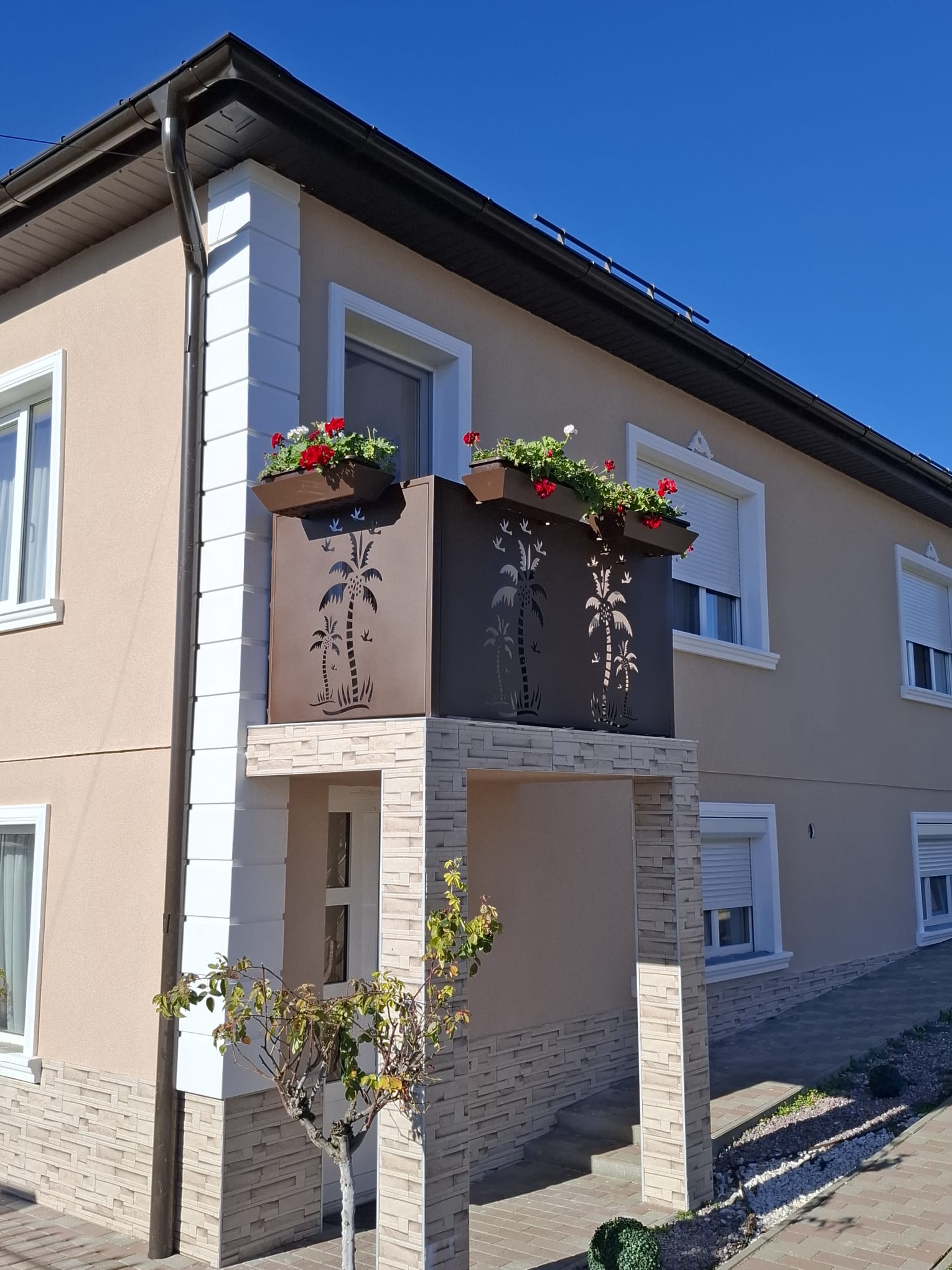 Before & After - balcon realizat din panouri metalice personalizate din oțel de 2 mm