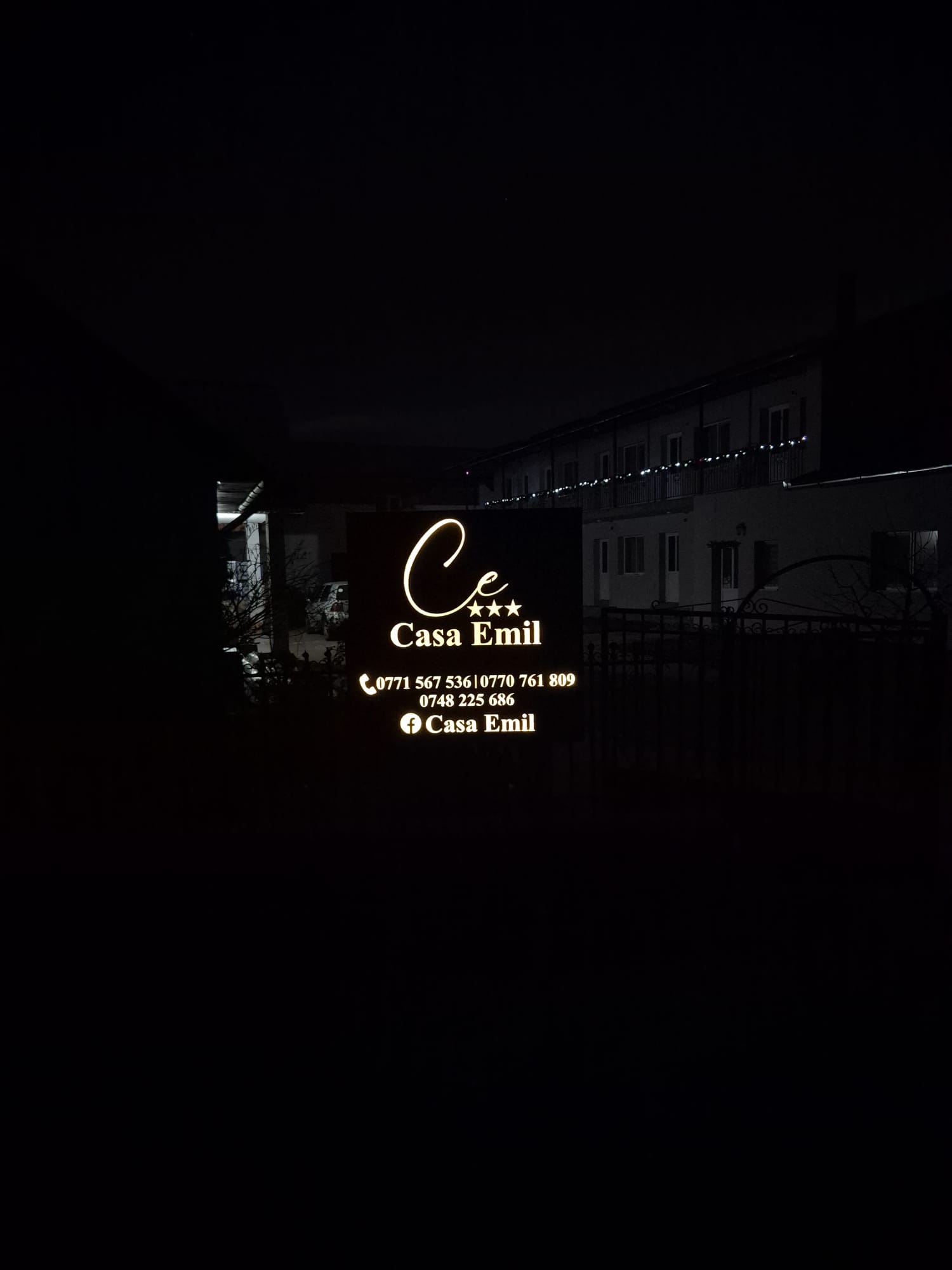 Un panou stradal elegant, creat pentru a fi remarcat