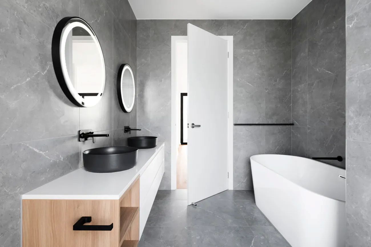 Rafturi metalice pentru baie – Informații utile și idei de decor