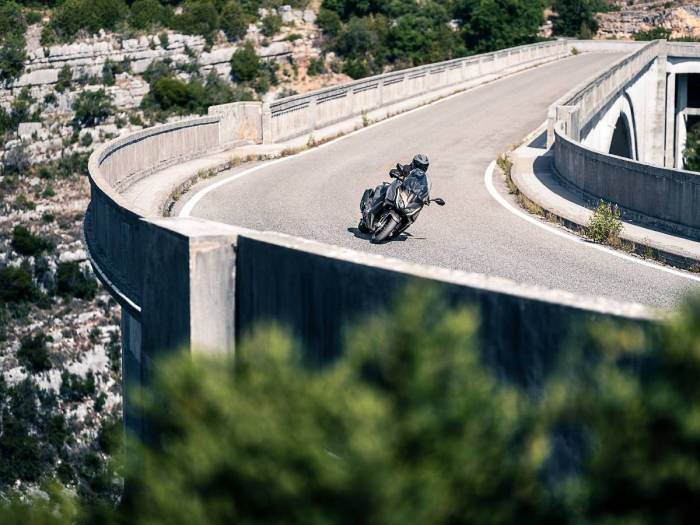 Scuter Kymco AK 550 Premium AIBS TCS [25]