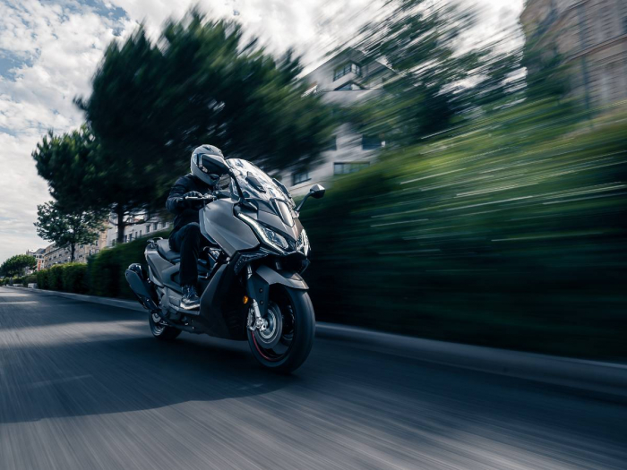 Scuter Kymco AK 550 Premium AIBS TCS [18]