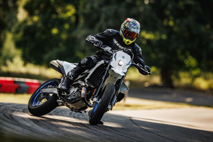 Suzuki DR-Z4S [8]