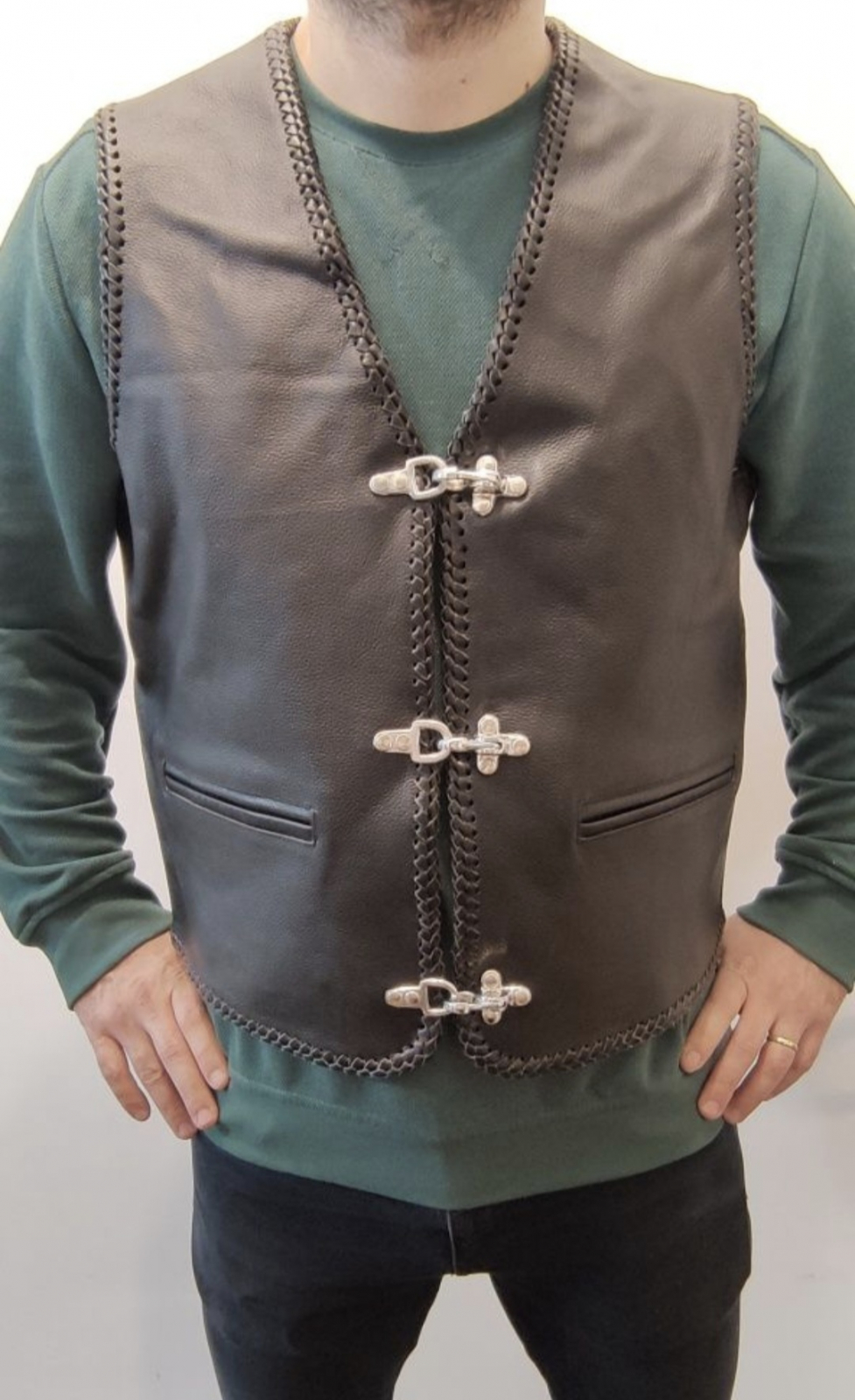 Vesta moto SM Racewear Sinister - piele bovina groasa, croiala în V, margini impletite si inchidere cu carabine metalice [2]