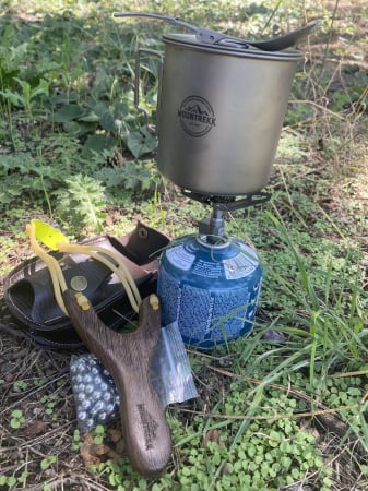 Vesela camping - Set camping (cana, arzator si spork pliabil) din titan, 550ml, 154gr - CADOU o Prastie din lemn