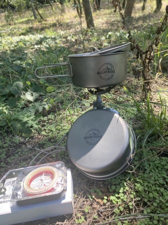 Vesela camping - Set de gatit pentru camping din titan CADOU - o BUSOLA