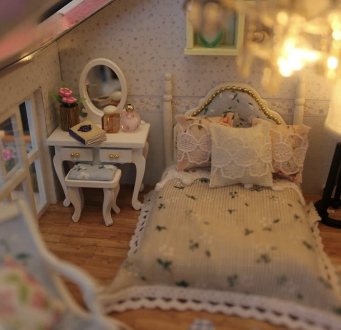 Kit constructie casuta pentru papusi in miniatura, cu lumini si accesorii pentru asamblarea ei [2]