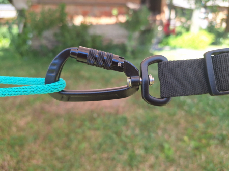 Black Aluminium Auto-Locking Carabiner - Lightweight and Secure [1]