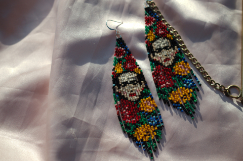 Bijuterii inspirate de picturi celebre - Cercei Frida