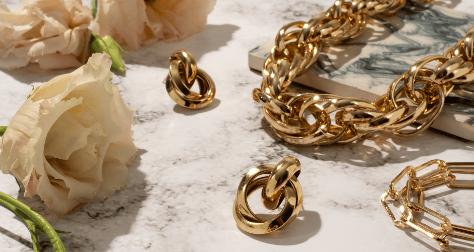 Descoperă cele mai noi tendințe în cercei: Ce va fi la modă în 2025?