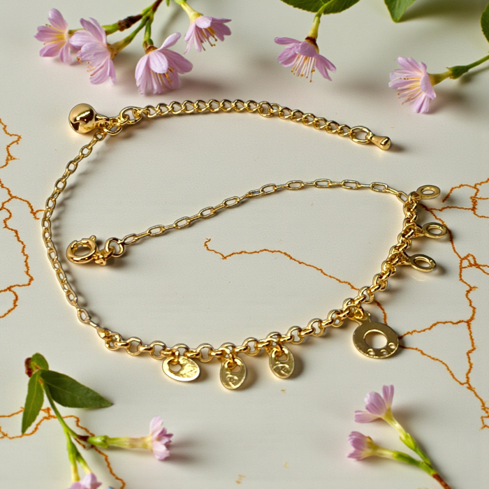 Brățară de picior placată cu aur Keira cu pandantive delicate [4]