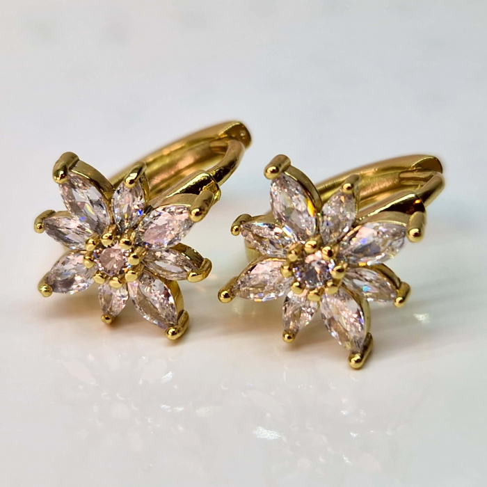 Cercei cu cristale albe zirconiu in forma de floare placati cu aur de 14k si incidere cu tortita [1]