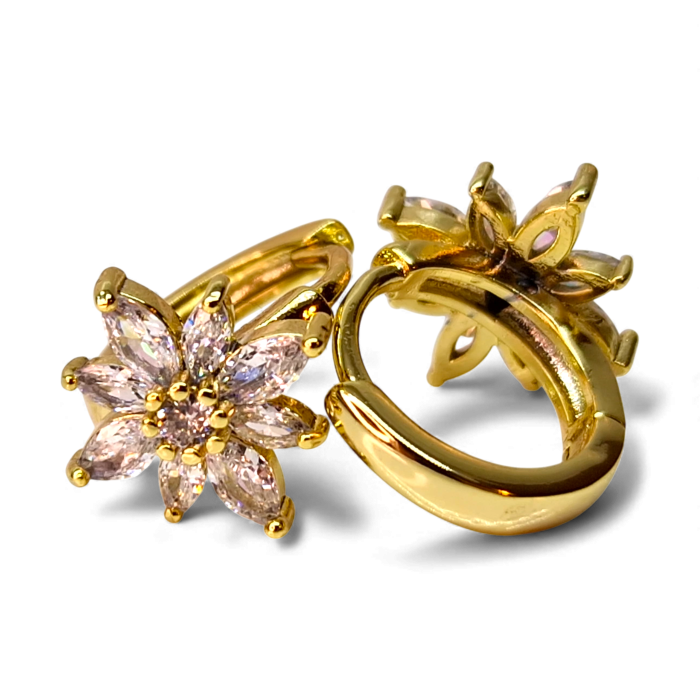 Cercei cu cristale albe zirconiu in forma de floare placati cu aur de 14k si incidere cu tortita [3]